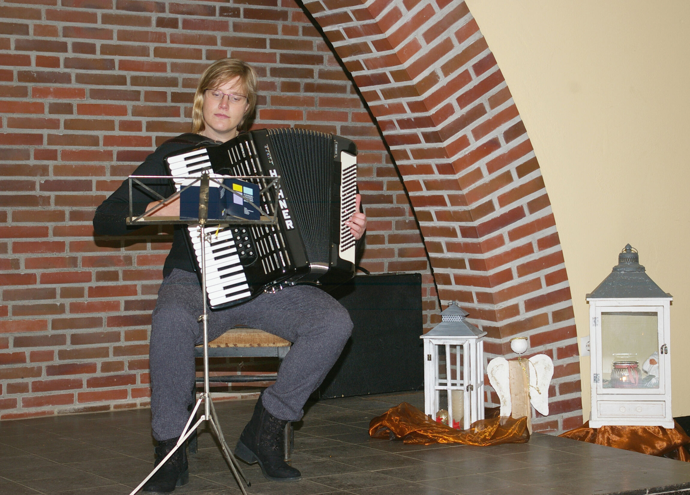 Corinna Schäfer spielt Akkordeon