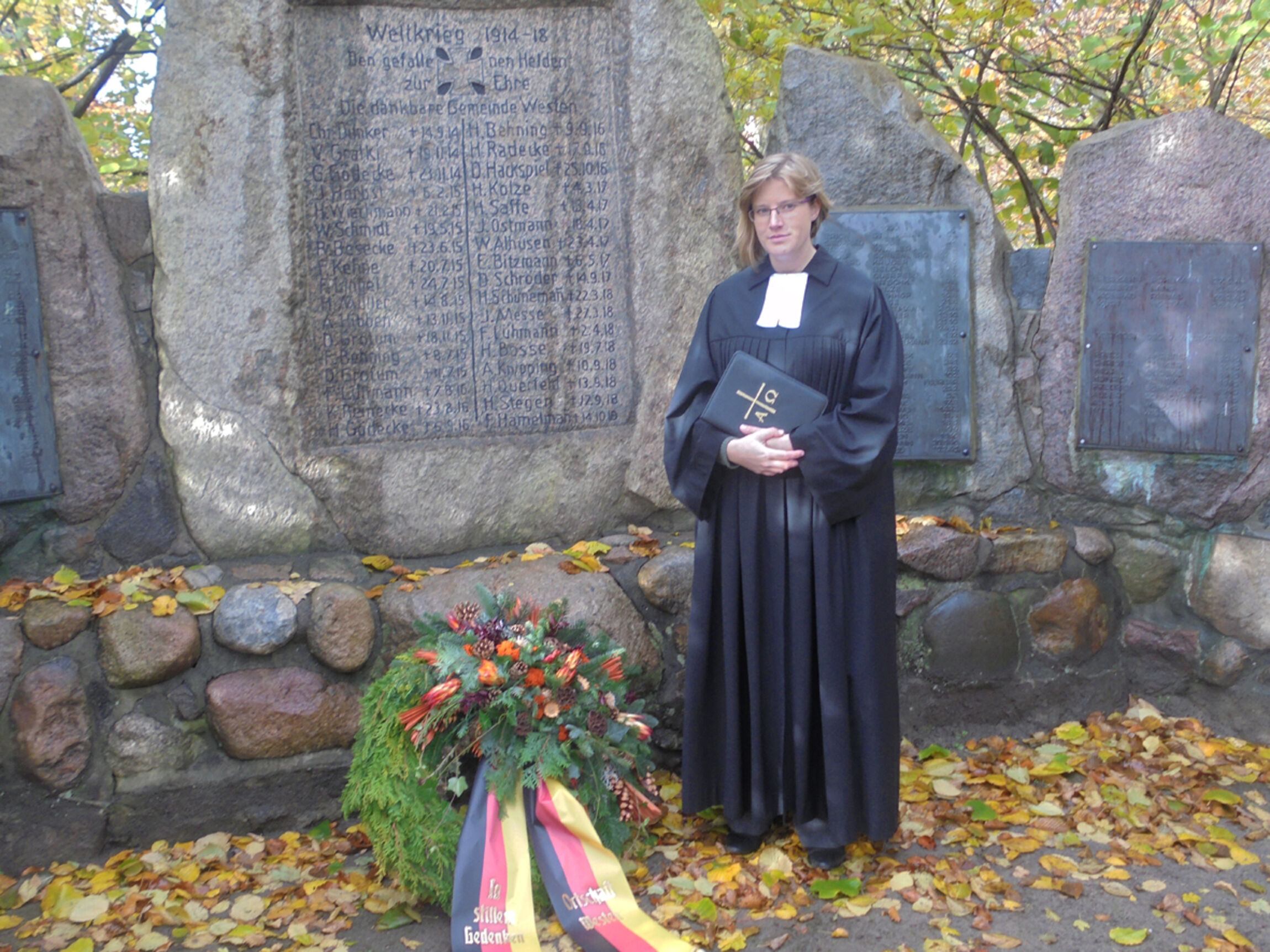 Pastorin Corinna Schäfer am Ehrenmal am Volkstrauertag 2017 