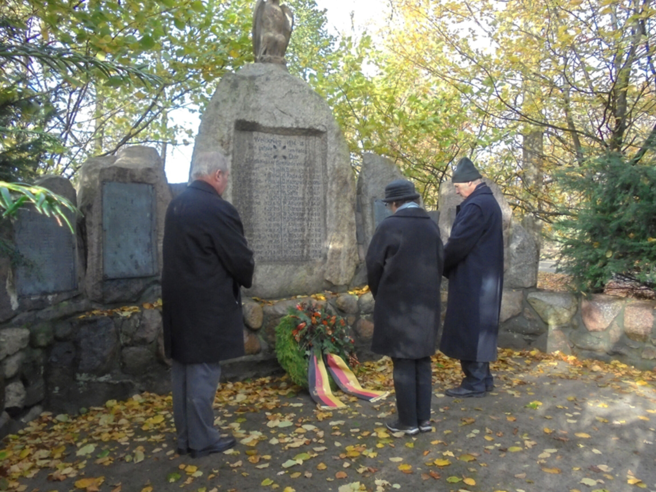 Der Heimatverein Westen vertreten durch Margret und Rainer Herbst sowie Karl-Hermann Bartling legten den Kranz der Dorfgemeinschaft nieder. 