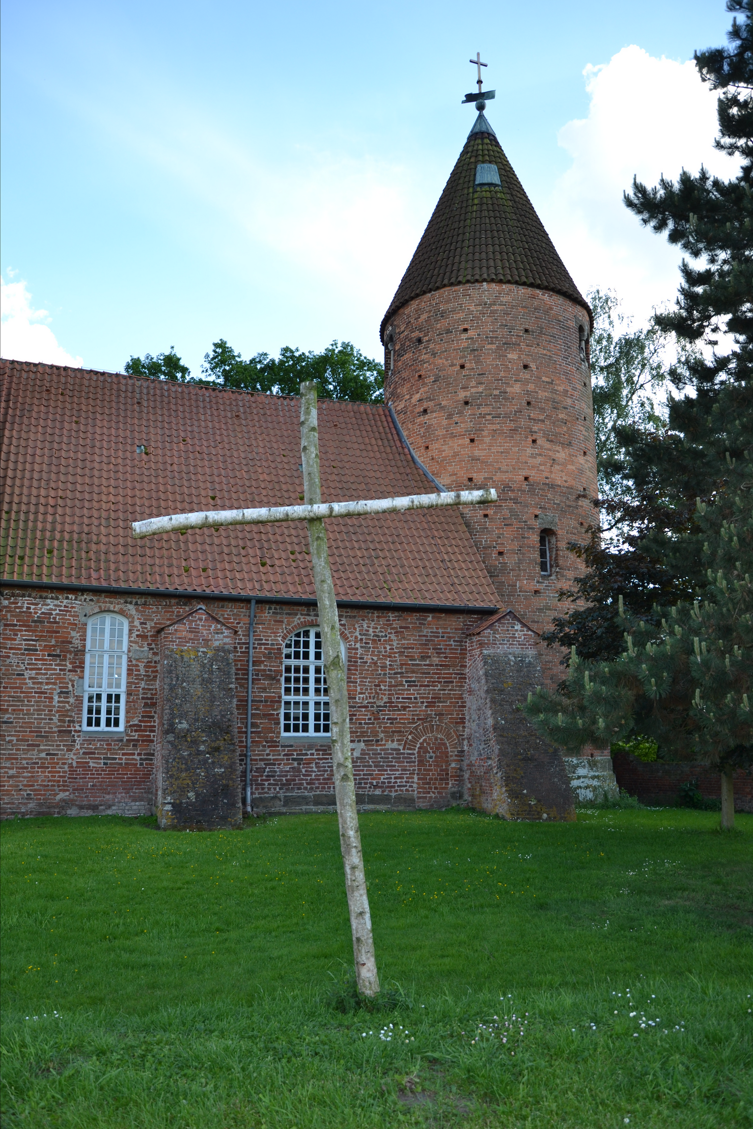 Birkenkreuz vor der Kirche. Bild: Anne Puchert