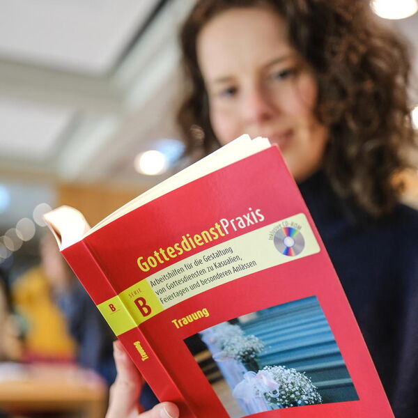 Eine Frau liest in einem Buch.
