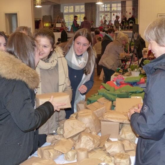 Martinimarkt12112017UeberraschungspaeckenTeenager