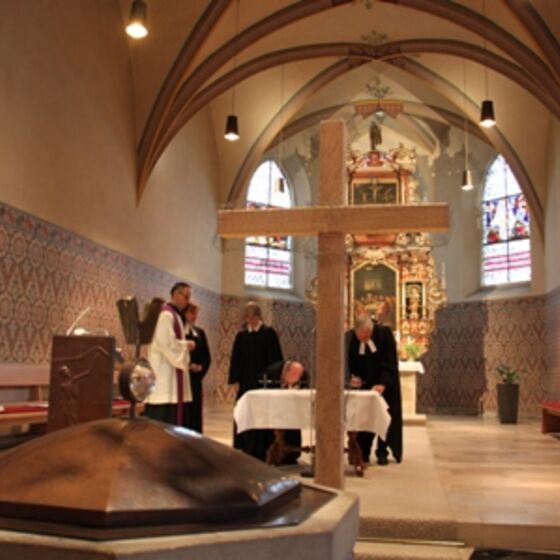 Versöhnungsgottesdienst12032017TaufbeckenKreuz