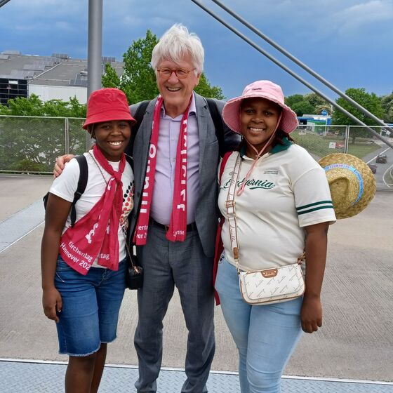 Akanye Mxenge, Heinrich Bedford-Strohm und Siphokazi Mateyisi bei einer Begegnung auf dem Kirchentag