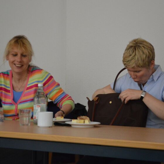 Immer wieder Aktenstudien und Diskussionen.