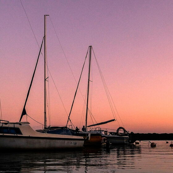 Boote auf einem See.