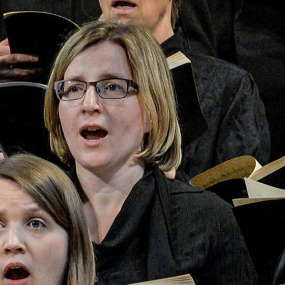 Frauen singen in einem Chor.
