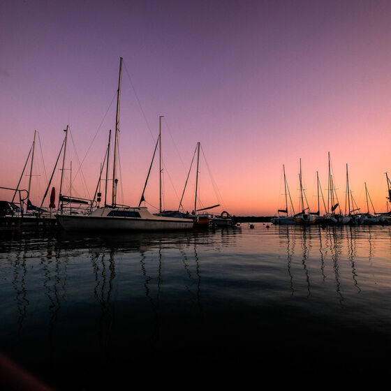 Boote auf einem See.