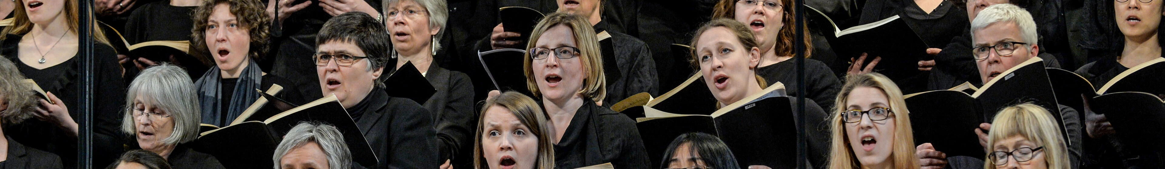 Frauen singen in einem Chor.