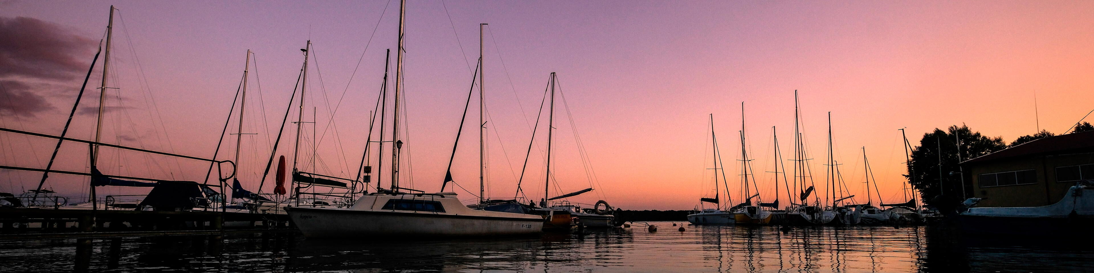 Boote auf einem See.