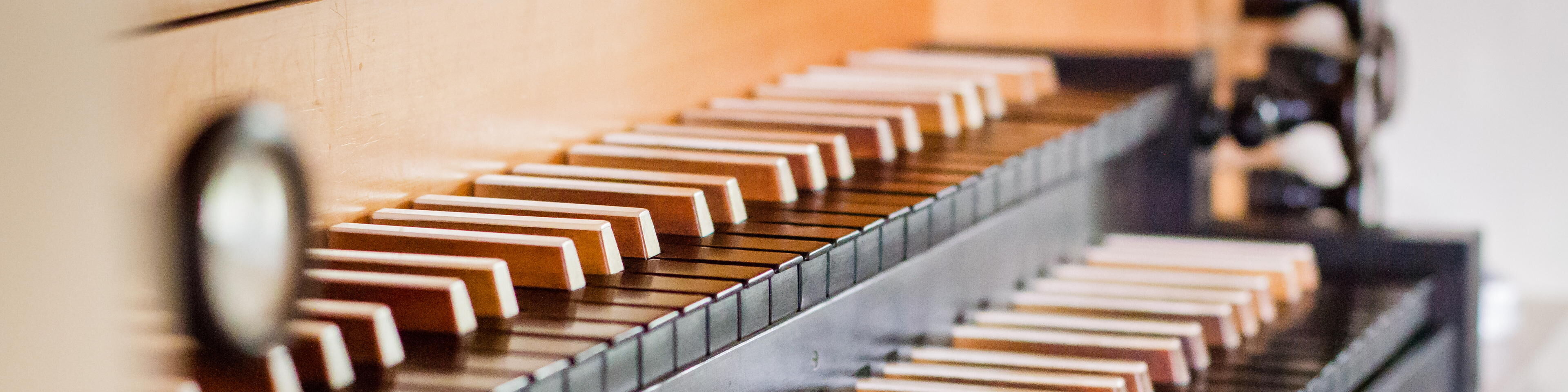 Die Tastatur einer Orgel.