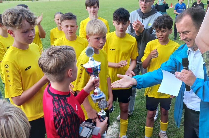 Superintendent Marco Voigt überreicht den Konficup 2025