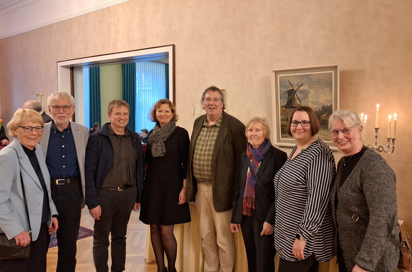 Die Delegation aus dem Kirchenkreis Stolzenau-Loccum gratuliert Sabine Schiermeyer zur Einführung