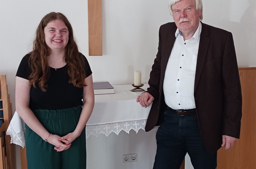 Isabel Hemker als derzeit jüngste Kirchenvorsteherin im Kirchenkreis und Friedhelm Siemann aus Stolzenau als einer der Dienstältesten in der Kirchenvorstandsarbeit