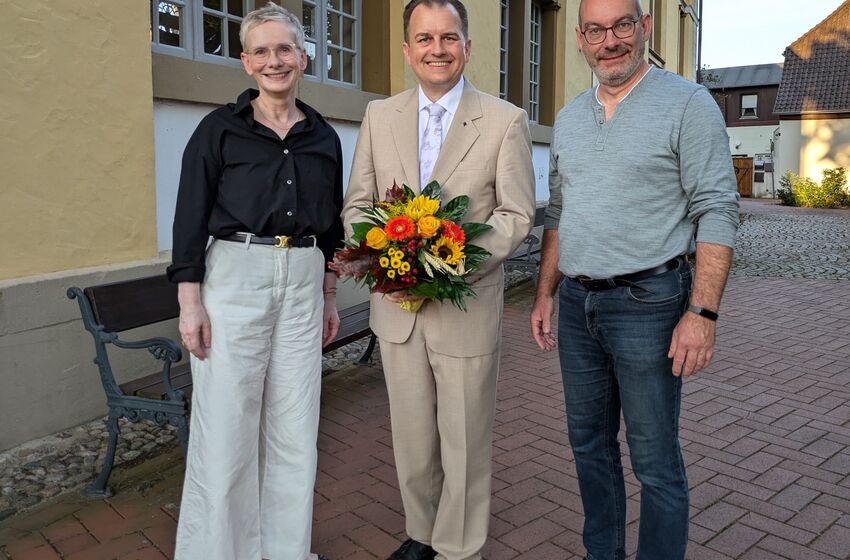 Regionalbischöfin Dr. Petra Bahr (links) gratulierte dem neuen Superintendenten im Kirchenkreis Stolzenau-Loccum, Marco Voigt (Mitte) zusammen mit dem Vorsitzenden der Kirchenkreissynode Ralf Buhre (rechts) zur erfolgreichen Wahl. Foto: Meret Köhne