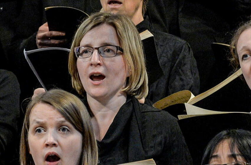 Frauen singen in einem Chor.