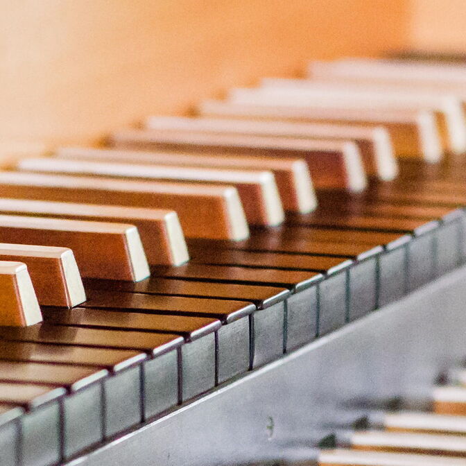 Die Tastatur einer Orgel.