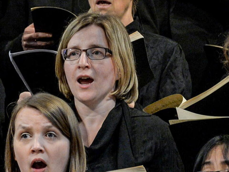 Frauen singen in einem Chor.